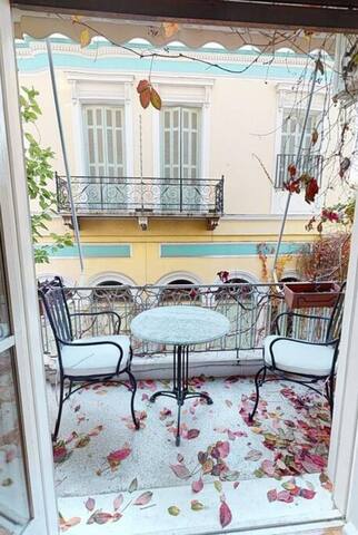 Magnificent apartment in Plaka gallery image 2