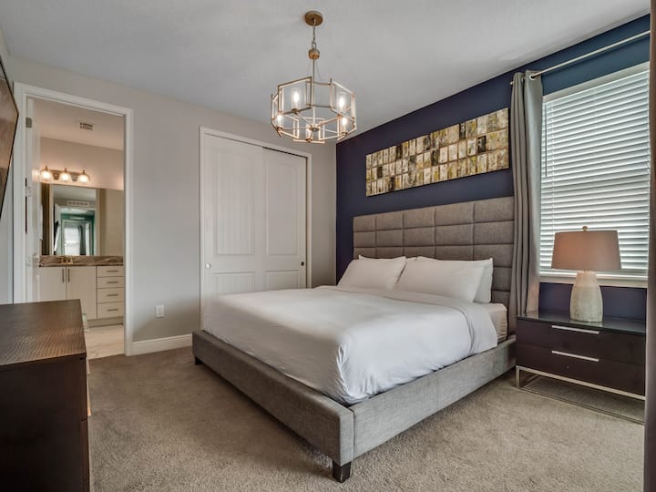 - Брачна спална соба со сива тапацирана табла и шик уметност  
- Приватна бања со модерна суета и светло осветлување  
- Мирно прибежиште за мирни ноќи на одмор