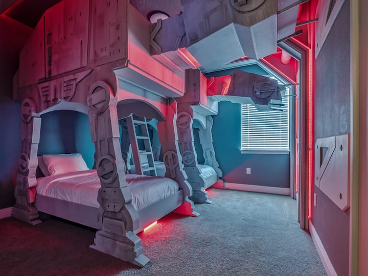 - Тематска спална соба од „Војна на ѕвездите“ со блескави светла  
- Креативни кревети на спрат вградени во галактичка авантура  
- Возбудлив дизајн на простор совршен за семејни одмори