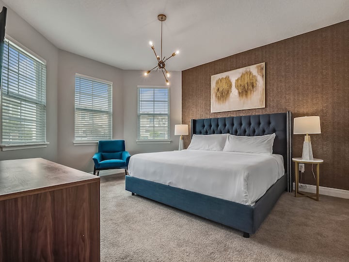 - Брачна спална соба со туфна табла и шик декор  
- Удобно катче за седење со природна светлина и поглед  
- Удобно место за одмор за мирни ноќи