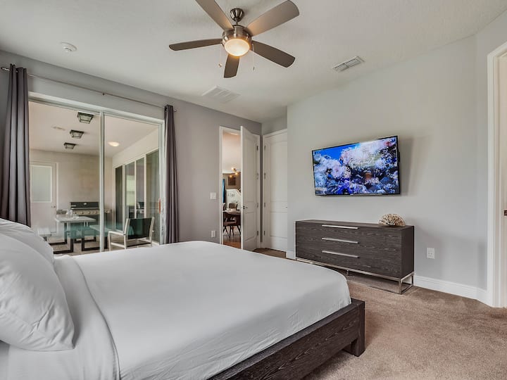 - Брачна спална соба со ѕиден телевизор со рамен екран  
- Приватен пристап до поплочен двор со модерен мебел  
- Удобно место за одмор со стилски неутрални тонови