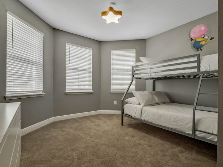 - Спална соба со кревети на спрат и разиграна уметност на ѕидови од минијан  
- Забавен дизајн совршен за детски и семејни одмори  
- Пространа соба со повеќе прозорци и ѕвездено светло