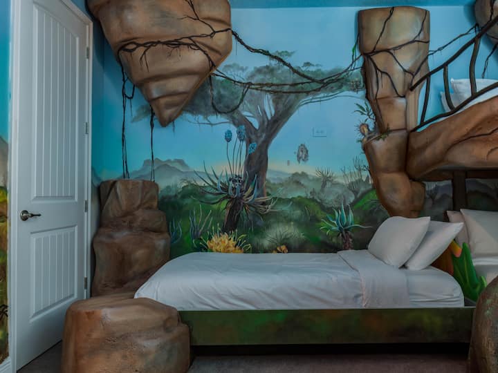 - Тематска спална соба со аватар и кревети на спрат во куќа на дрво  
- Уникатни мурали и дизајн инспириран од природната џунгла  
- Имагинативен простор за децата да сонуваат и да си играат