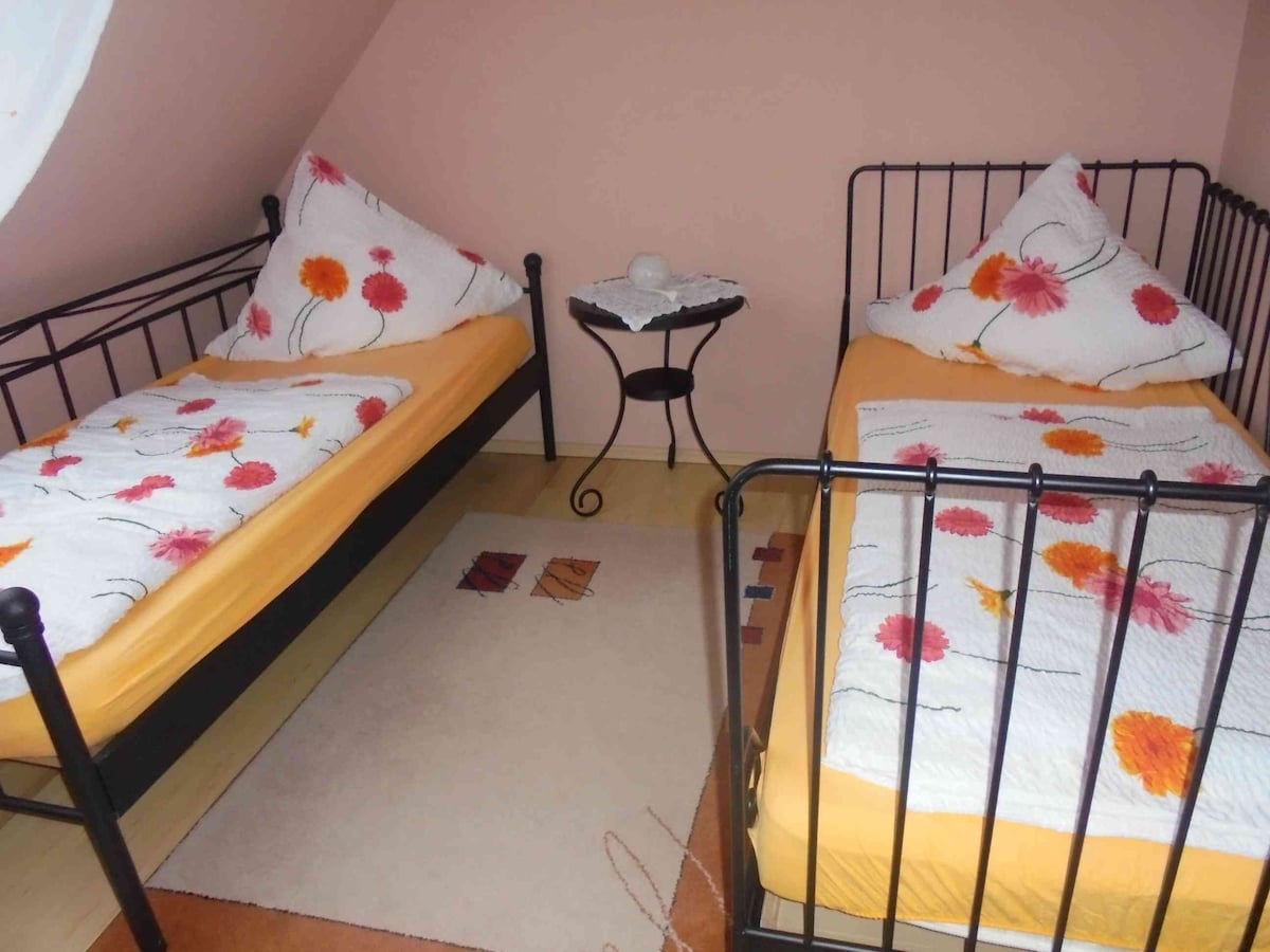 Dormitorio con dos camas de una plaza, © Rosa Miller