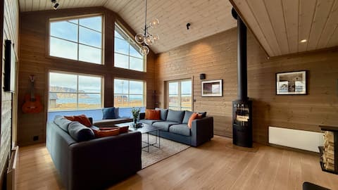 Spacious, modern cabin Ramberg Lofoten