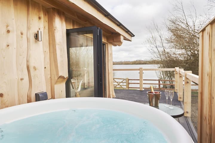 Northamptonshire Vacation Rentals with a Hot Tub - United Kingdom | Airbnb