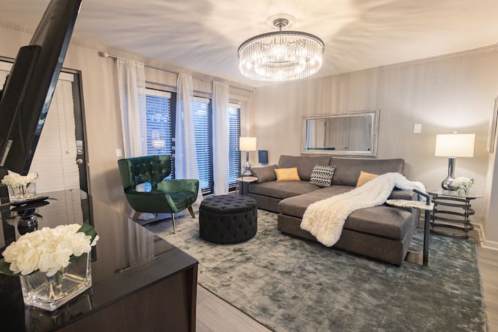 Spacious Dallas Condo w/ Pool near Historic Swiss