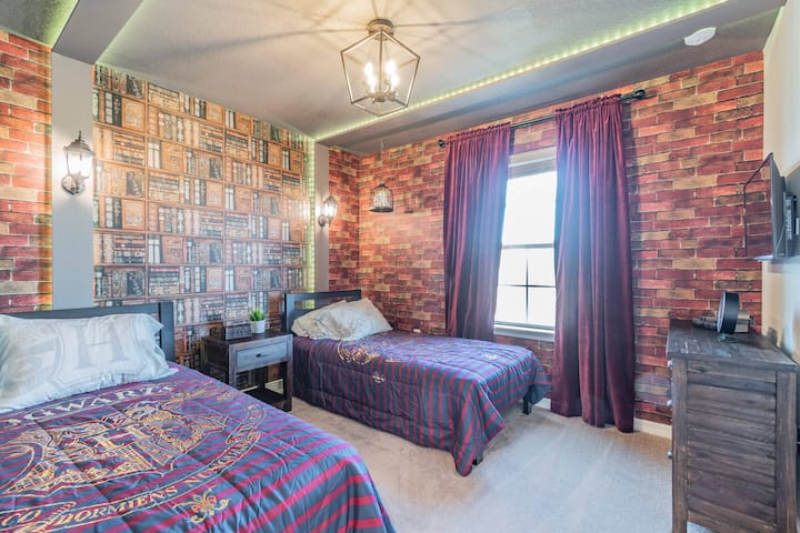 أدخل غرفة مبهجة تتميز بورق حائط خيالي على شكل كتاب. تخلق الأسرّة المريحة ذات البياضات الغنية والإضاءة الدافئة والستائر الفخمة مساحة ترحيبية مثالية للاسترخاء. استمتع بإقامتك في هذا الملاذ الساحر.