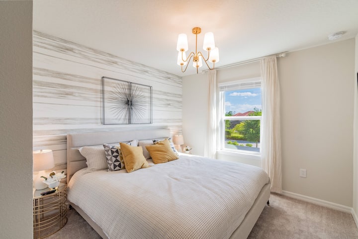 استمتع بالضوء الطبيعي أثناء الاسترخاء في غرفة النوم المريحة هذه، التي تتميز بسرير كبير الحجم مزين بوسائد مزخرفة. تخلق لوحة الألوان الناعمة والثريا الأنيقة جوًا هادئًا ومثاليًا لقضاء ليالٍ مريحة.