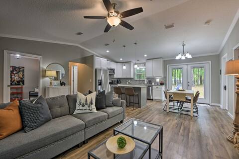 Serene Live Oak Home w/ Fire Pit by River + SOSMP!