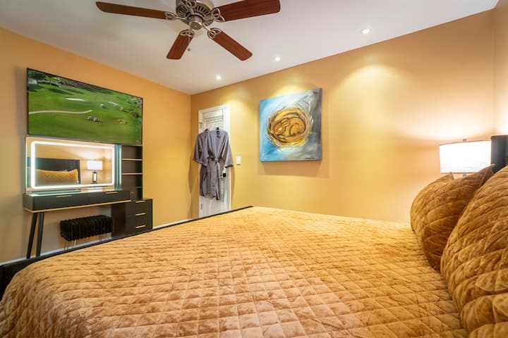 Posteľ pre hostí, televízor, toaletný stolík