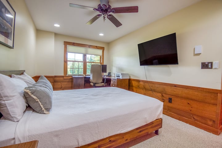 Спалня на по - ниско ниво №4 - двойно легло със смарт телевизор