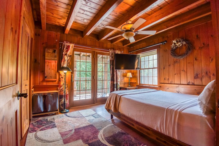 Спалня на основния етаж - двойно легло queen size със смарт телевизор.