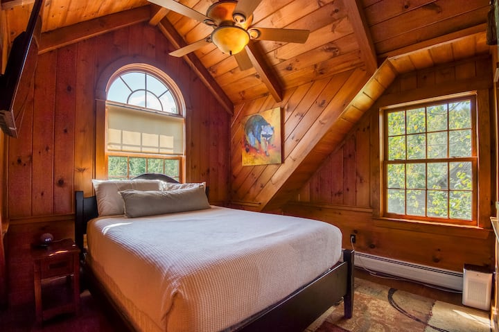 Спалня на горния етаж #2 - Куин