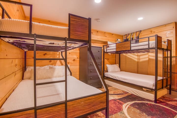 Спалня на по - ниско ниво №5 - двуетажно легло с 2 отделни легла и двуетажно легло