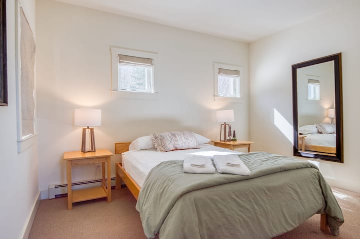 第二间卧室配备标准双人床