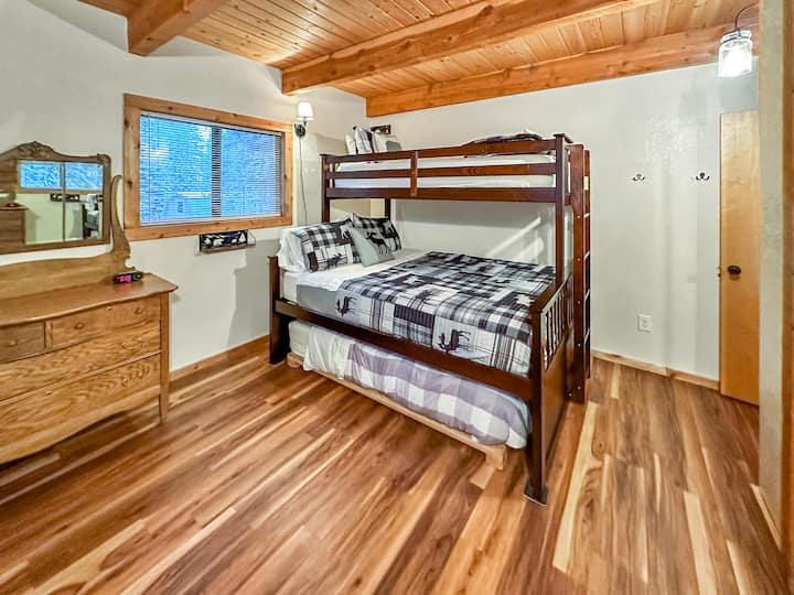 Main Floor Bedroom: Twin / Queen / Twin Trundle
