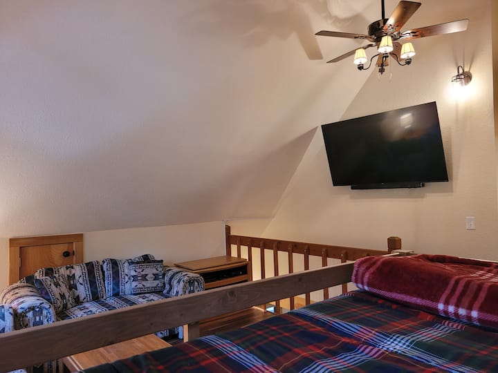 Upper Floor Game Room (Open loft)