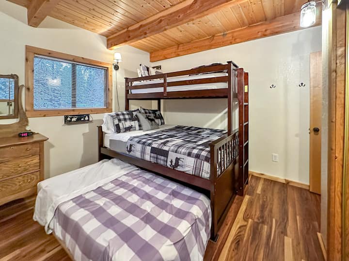 Main Floor Bedroom: Twin / Queen / Twin Trundle