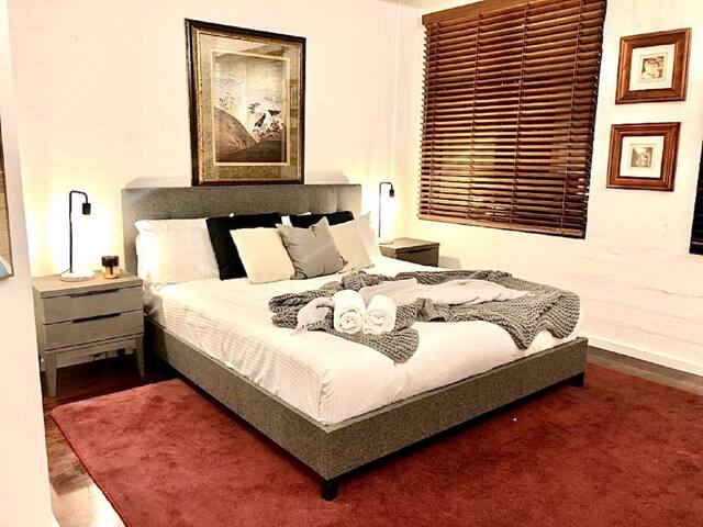 Amazing warehouse style on king! gallery image 5