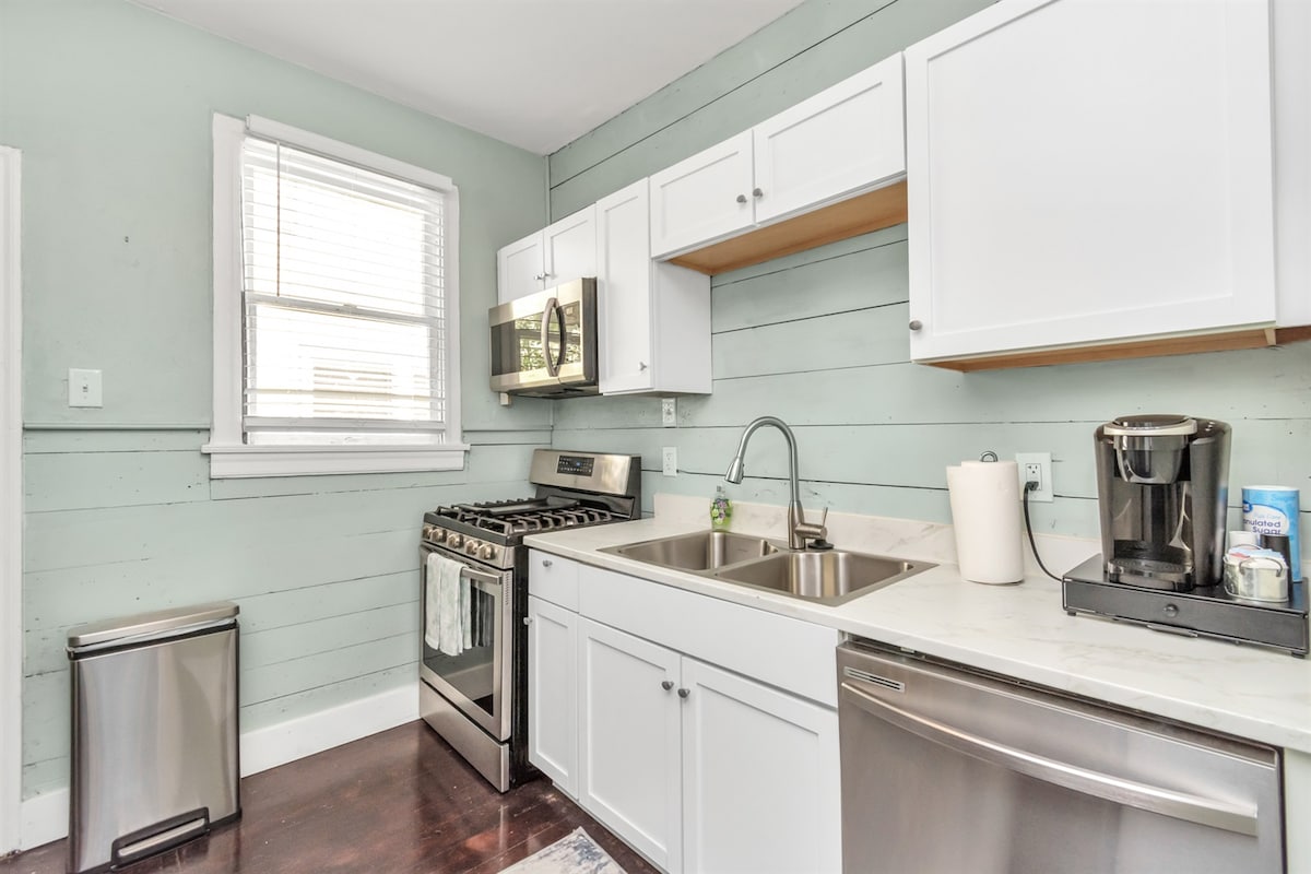 บรรยากาศเชฟใหญ่ในห้องครัวที่สะอาดเอี่ยมแห่งนี้มีเครื่องใช้สแตนเลสและตู้สีขาวสไตล์มินิมอล # CookInStyle 