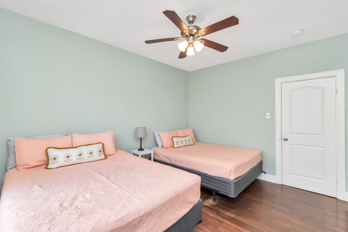 ปัญหาคู่ในฝัน - เตียง 2 เตียงและพัดลมเพดานเหมาะสำหรับการพักค้างคืนที่อบอุ่นสมบูรณ์แบบ # BedroomGoals