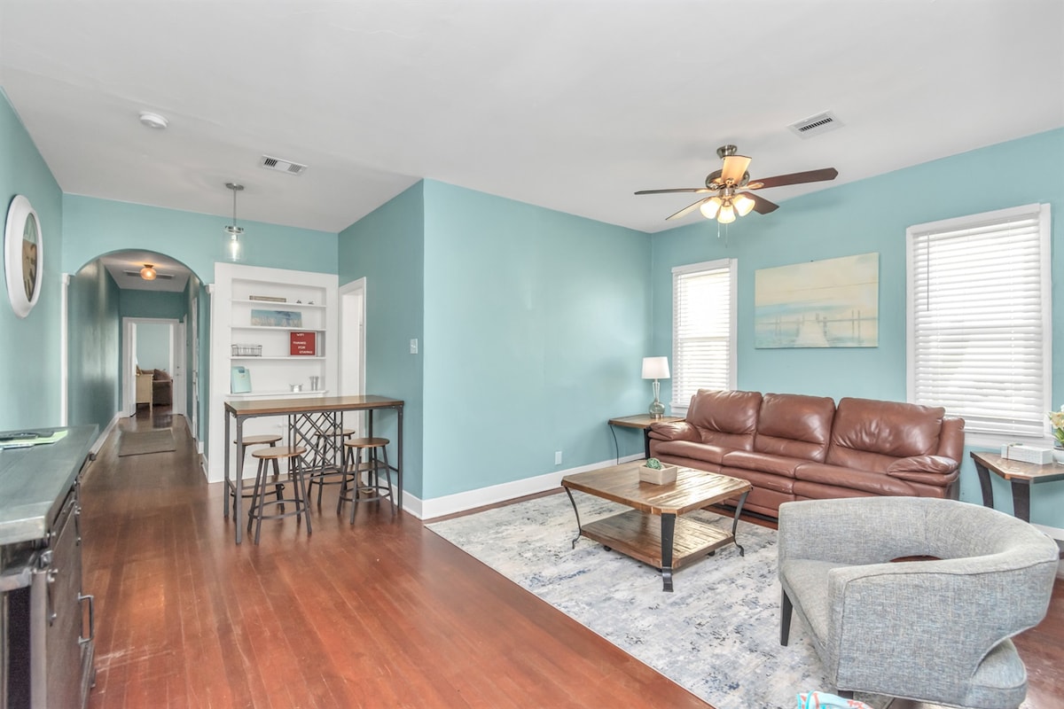 ผนังสีฟ้า + พัดลมเพดาน = สุดยอดโซนพักผ่อน