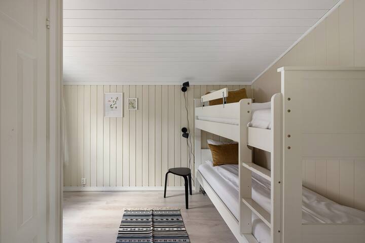 ห้องนอน 3: ห้องพักพร้อมเตียงสองชั้นและวิวลานบ้าน