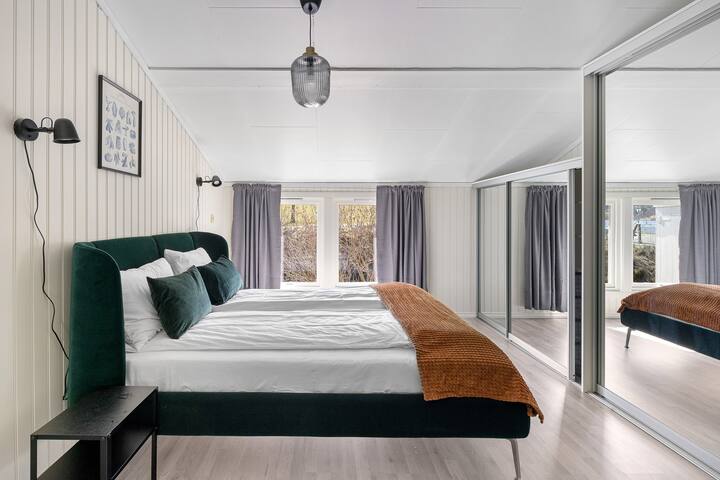 ห้องนอน 1: ห้องนอนใหญ่วิวแม่น้ำชั้นล่าง