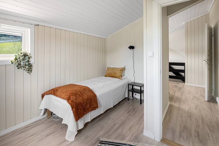 ห้องนอน 4: ห้องนอนเดี่ยวบนชั้นสอง การเข้าถึงระเบียงวิวฟยอร์ด