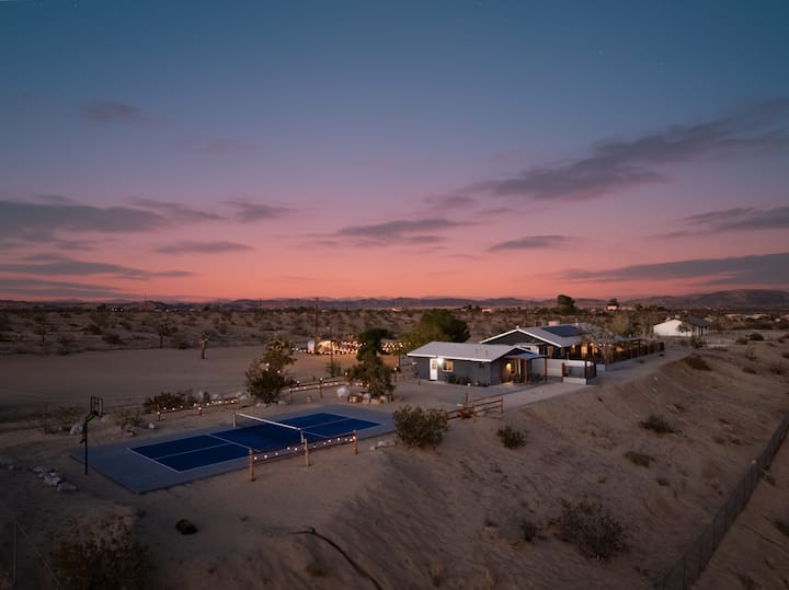Intrvl Outpost: Pickleball Court, Hot Tub & Outdoor Cinema - Joshua Tree, CA
