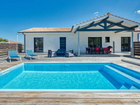 Les Alyzés by Interhome