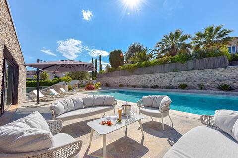 Architect-Designed Villa with Heated Pool for 10