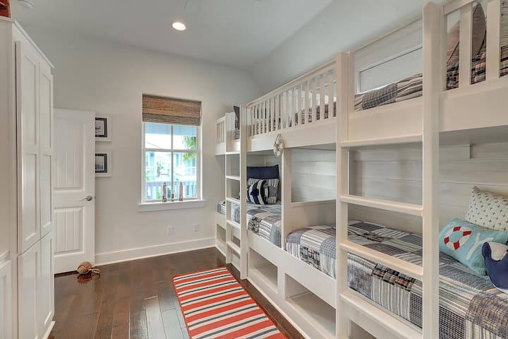 带有共用卫生间的双层客房， 2楼。 