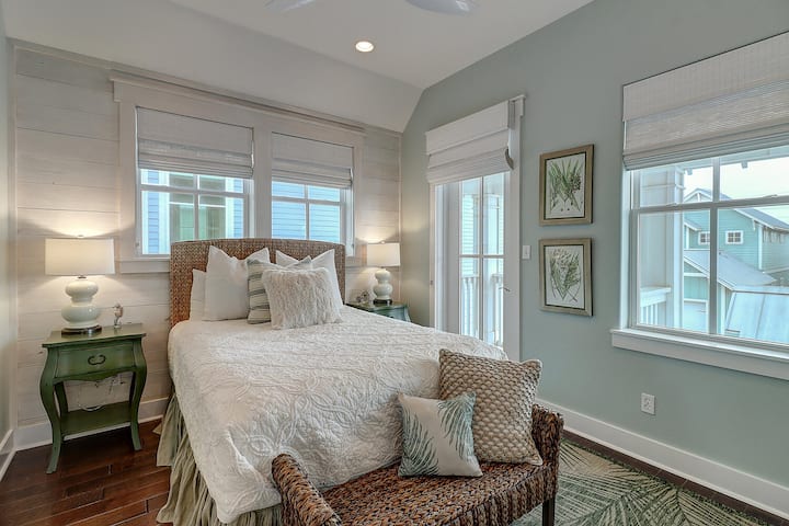 2楼带共用卫生间的标准双人床卧室。 