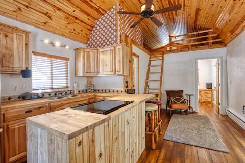 Charming Tiny House Suite Retreat,loft & wildlife!