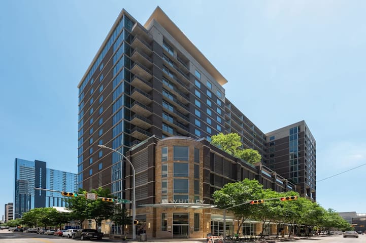 Kasa | Family Friendly 2BD, Pool & Gym | Austin gallery image 2