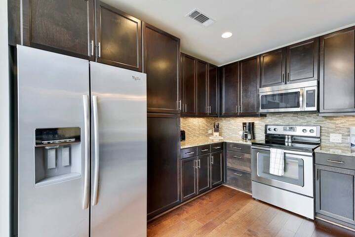 Kasa | Family Friendly 2BD, Pool & Gym | Austin gallery image 3