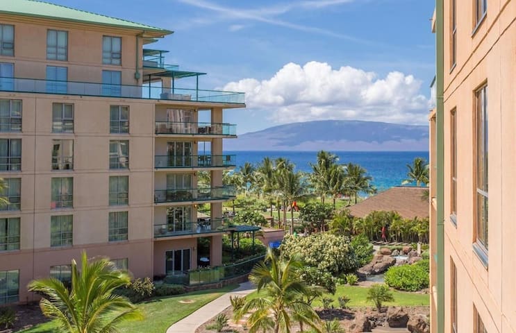 Maui Resort Rentals: Honua Kai 3BR+Den