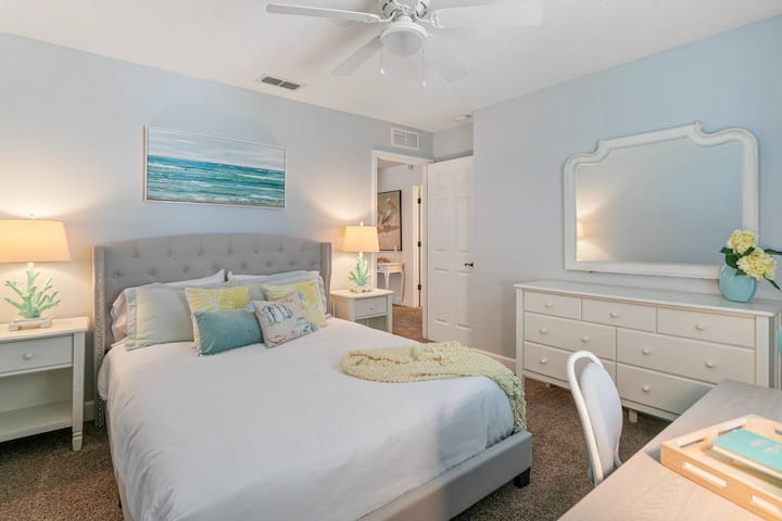 ห้องนอนแขกพร้อมเตียงควีนไซส์และการตกแต่งที่สงบ