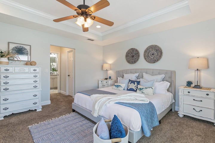 ห้องสวีทหลักที่หรูหราพร้อมเตียงคิงไซส์และห้องน้ำในตัว