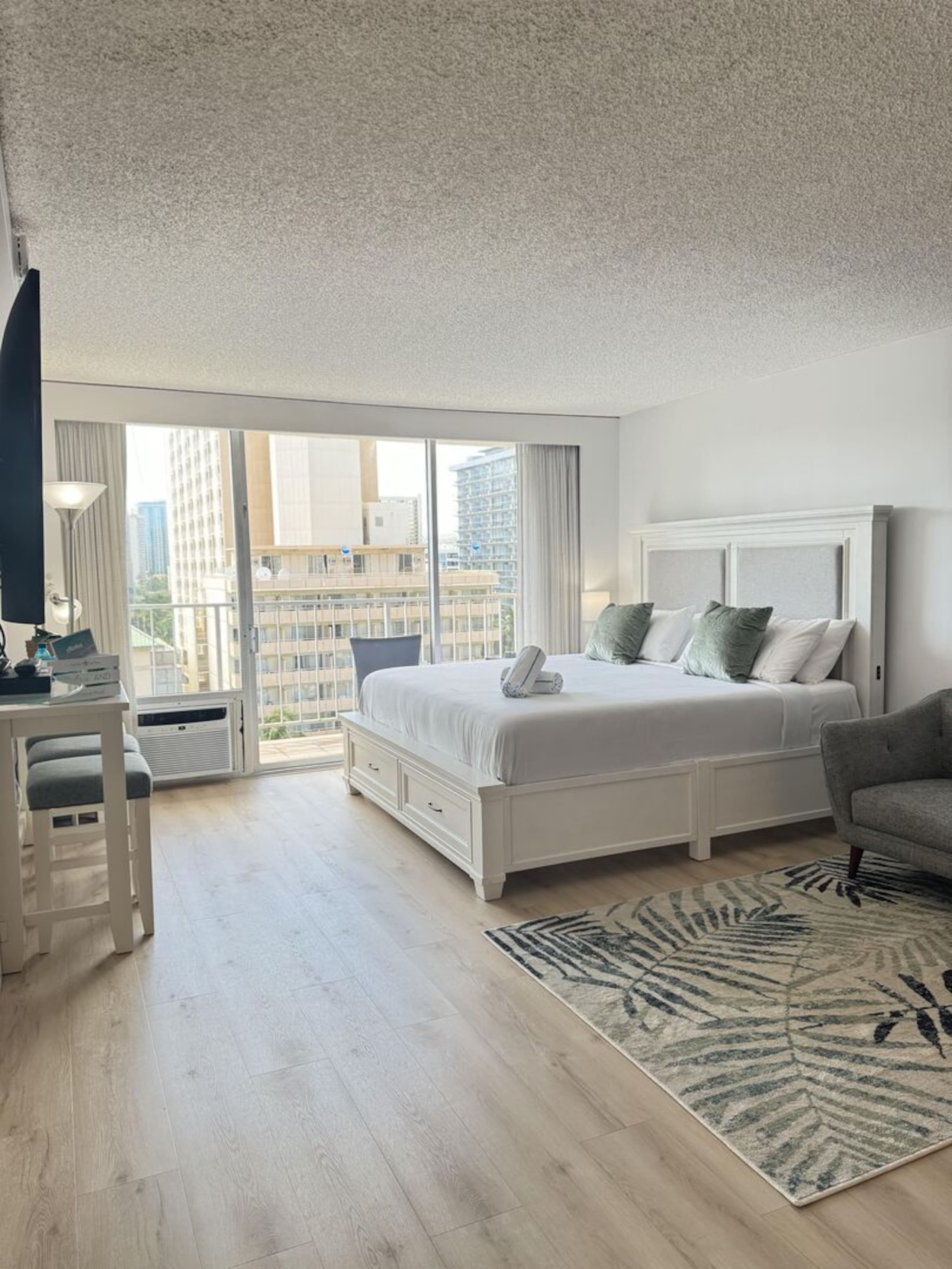Condo in Honolulu · ★4.84 · 1 bedroom · 1 bed · 1 private bath - Image 3