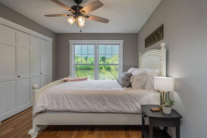 Kraljica na glavnom katu s pogledom na jezero