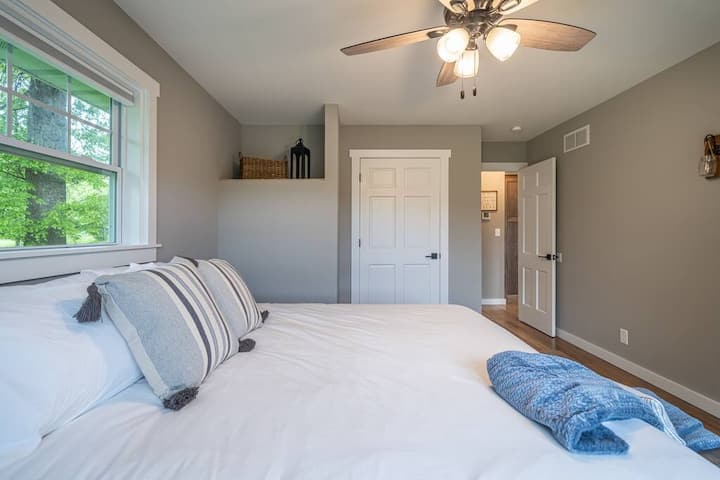 Udobna i svježa posteljina s bračnim krevetom