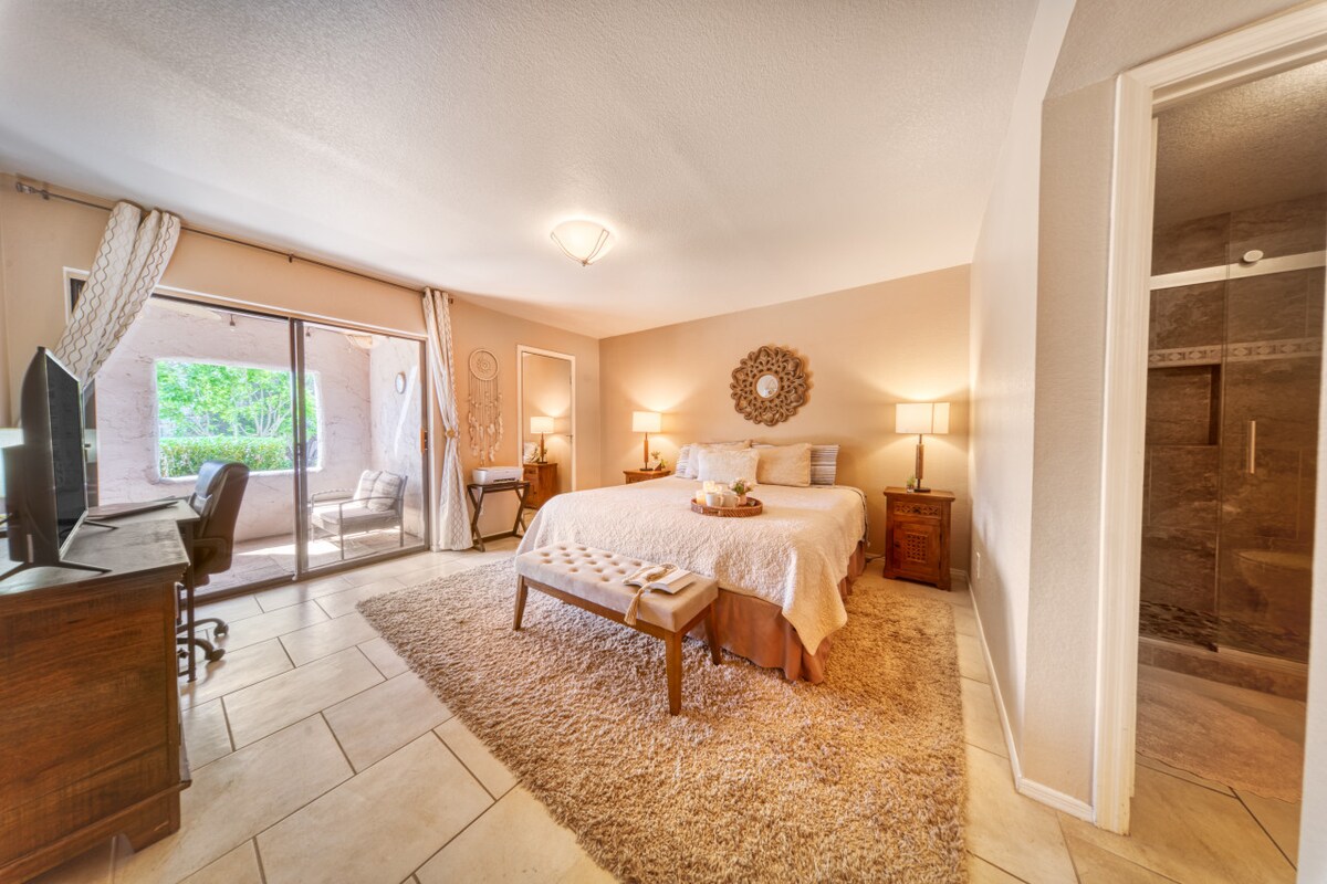 Svaka spavaća soba ima TV sa softverom ROKU.