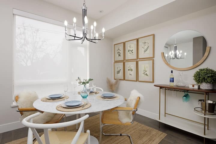 Luxury home near DT and YVR w/ 2 indoor parking