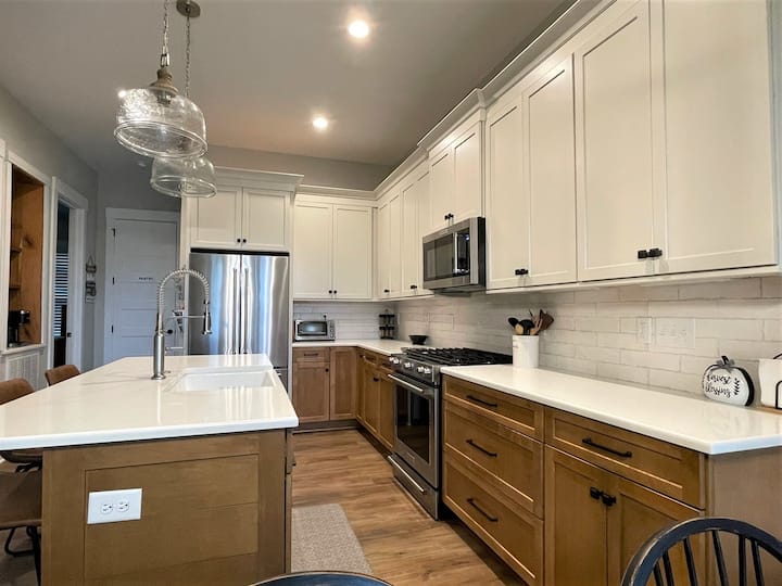 New Built! 5 BR+, 4.5 Bath, Sunset View, Lake Cove