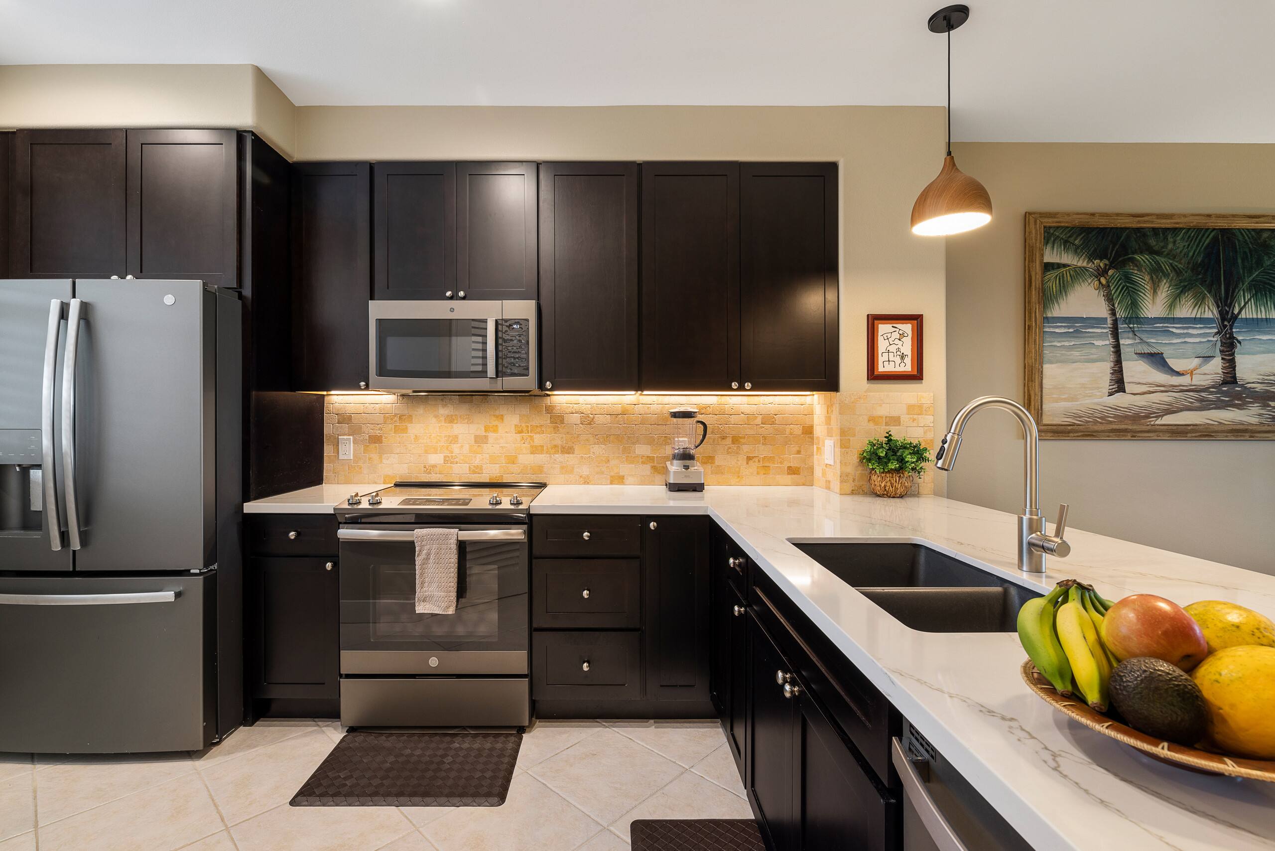 Renovated Resort Penthouse Near Shops & Beach - Photo 10
