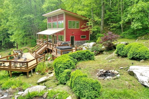 Waterfalls, Creek, Hot Tub, Hiking Trails & EV II