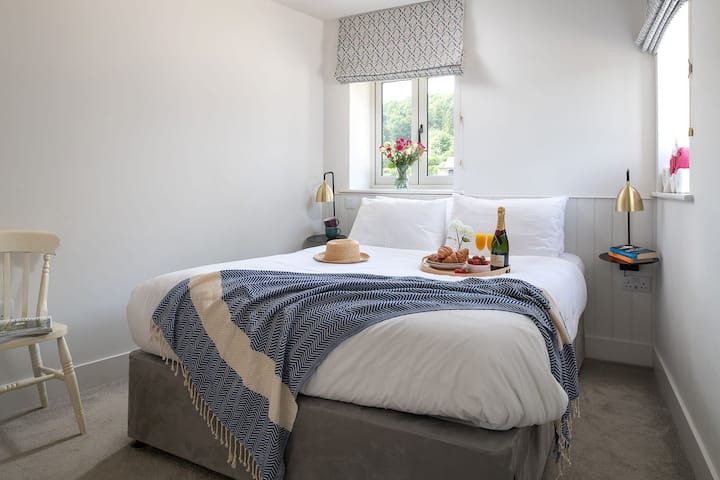 Dhoma e gjumit "king size" në Bix Cottage, Chiltern Hills